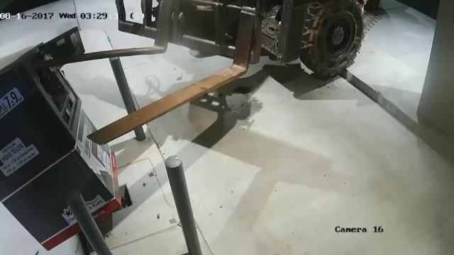 Bancomat furat cu motostivuitorul, în SUA. Imagini de pe camera de supraveghere