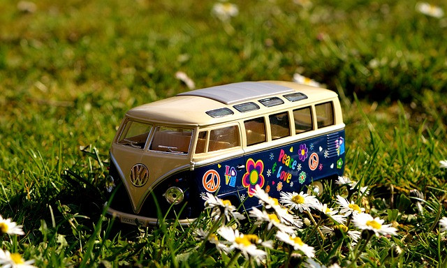 VW reînvie mașina „flower power”. Cum arată camioneta electrică “înalt tehnologizată“