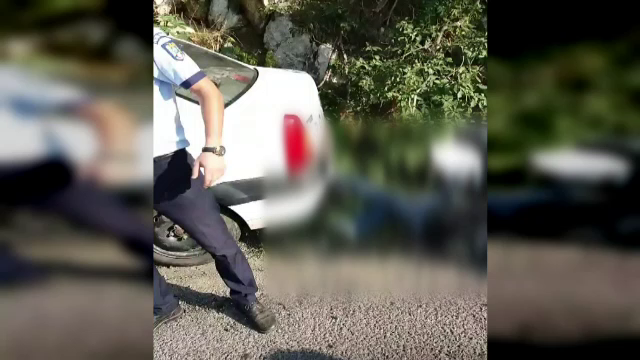 Motociclist accidentat de mașina de poliție care îl urmărea
