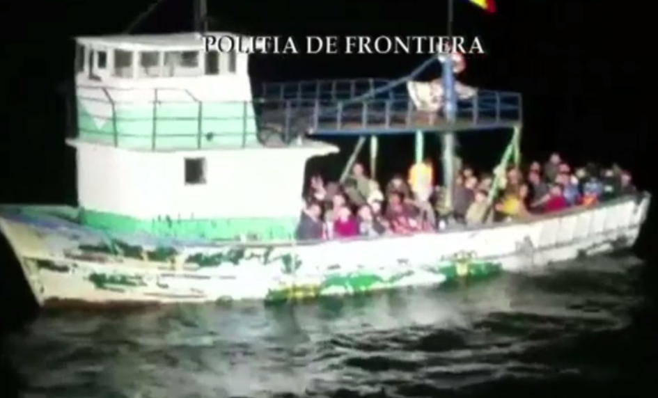 Navă cu 23 de refugiați, în apele României. Unde vor ajunge migranții