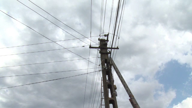Bărbat electrocutat după ce ar fi încercat să branșeze ilegal la un vecin