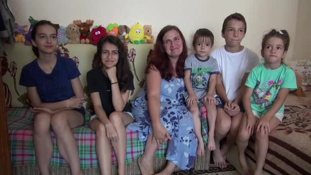 O familie cu 6 copii trăiește într-o garsonieră de 30 de metri pătraţi
