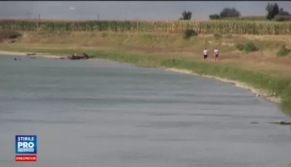 Fată de 16 ani, înecată în Siret. Prietenul ei este căutat de pompieri