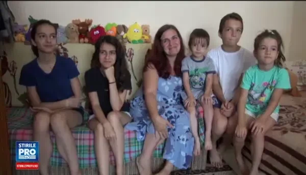 O familie cu 6 copii trăiește într-o garsonieră de 30 de metri pătraţi