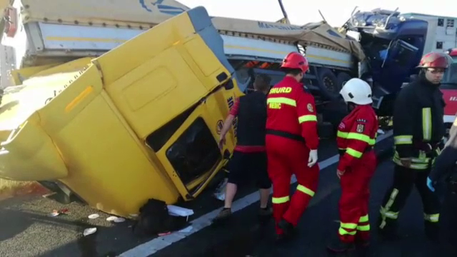 Impact între două TIR-uri, pe autostradă. Doi oameni au murit