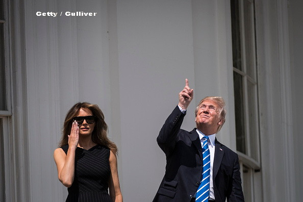 Donald Trump s-a uitat de 3 ori la Soare fără ochelari în timpul eclipsei