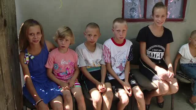 Opt frați din Iași au nevoie de ajutor, după ce au rămas singuri pe lume