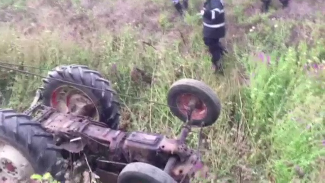 Un muncitor a murit după ce a s-a răsturnat cu tractorul