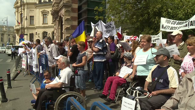 200 de persoane cu dizabilități au protestat în fața Ministerului Muncii