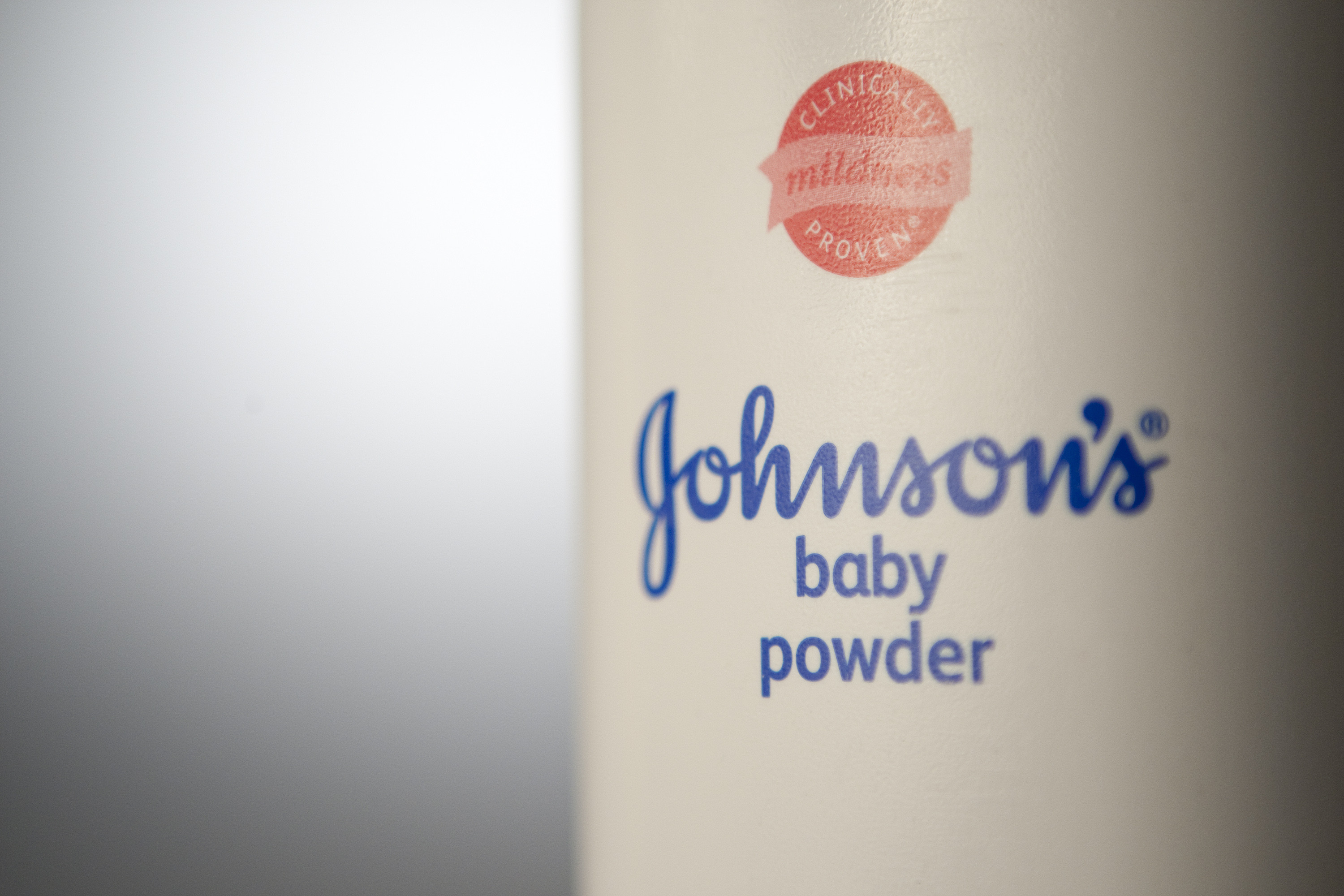 Despăgubiri de 417 milioane de dolari pentru o femeie, de la Johnson&Johnson