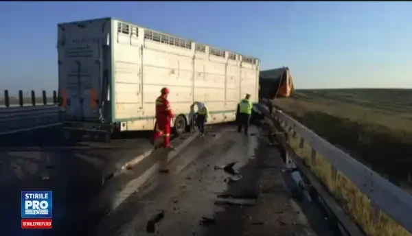 Impact între două TIR-uri, pe autostradă. Doi oameni au murit