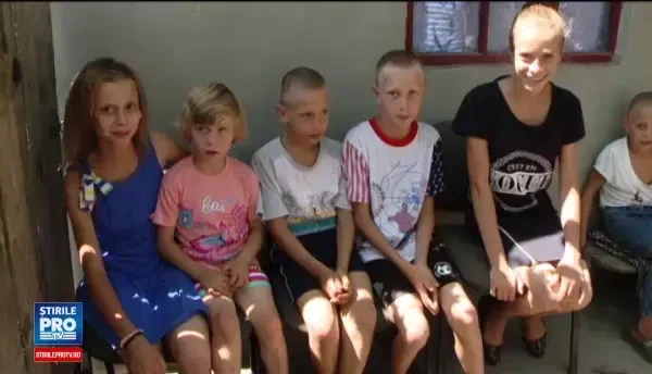 Opt frați din Iași au nevoie de ajutor, după ce au rămas singuri pe lume