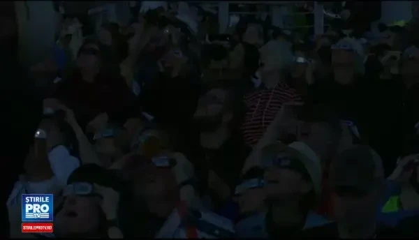 Donald Trump s-a uitat de 3 ori la Soare fără ochelari în timpul eclipsei