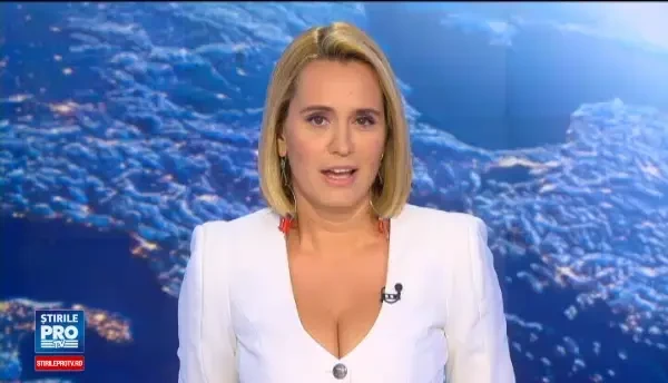 Cățel plimbat în lesă de la etajul 3, de pe balcon