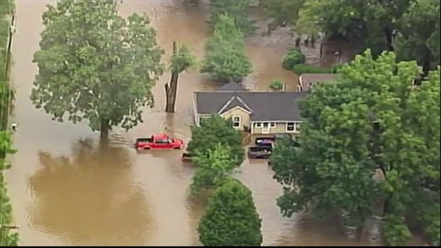 O familie din Kansas City a stat 8 ore pe acoperişul casei, din cauza unei viituri