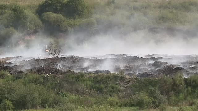 Groapa de gunoi de la Lipova arde de 20 de zile. Localnicii sunt disperați