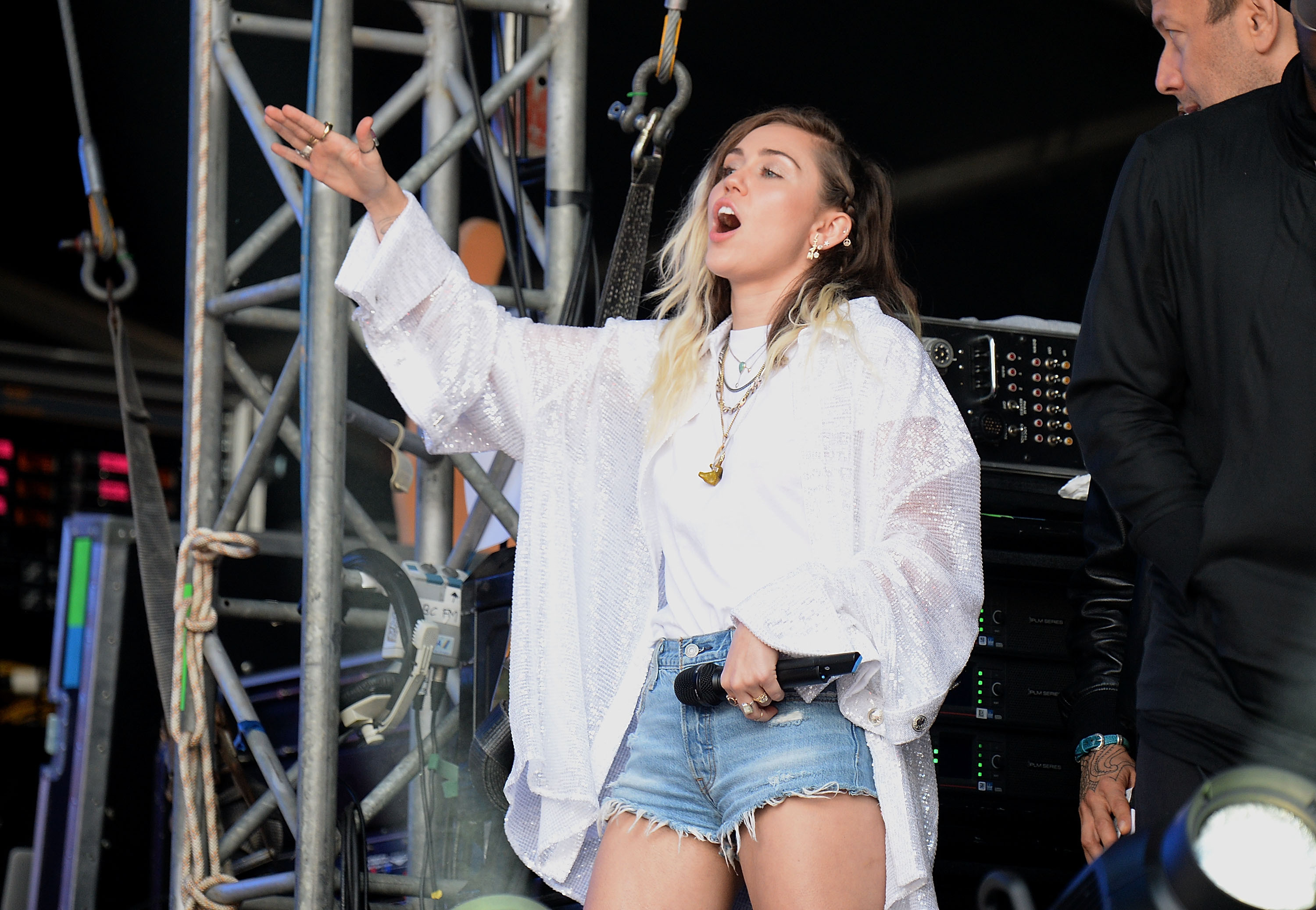 Hackerii au furat poze nud cu Miley Cyrus si Kristen Stewart