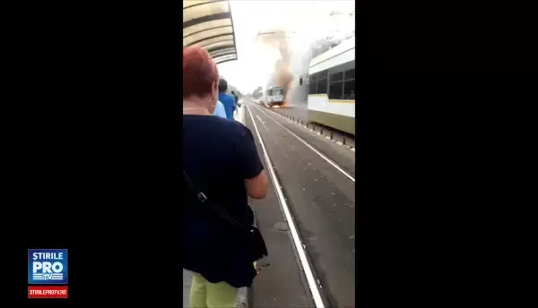 Un tramvai a luat foc în București. 4 oameni răniți după ce au sărit din mers