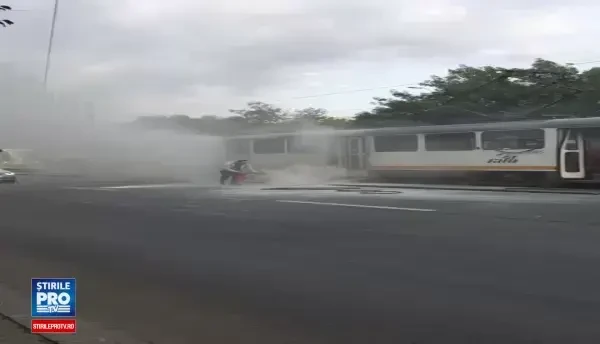 Un tramvai al liniei 25 a luat foc, miercuri dimineaţă, în zona AFI Cotroceni din Capitală