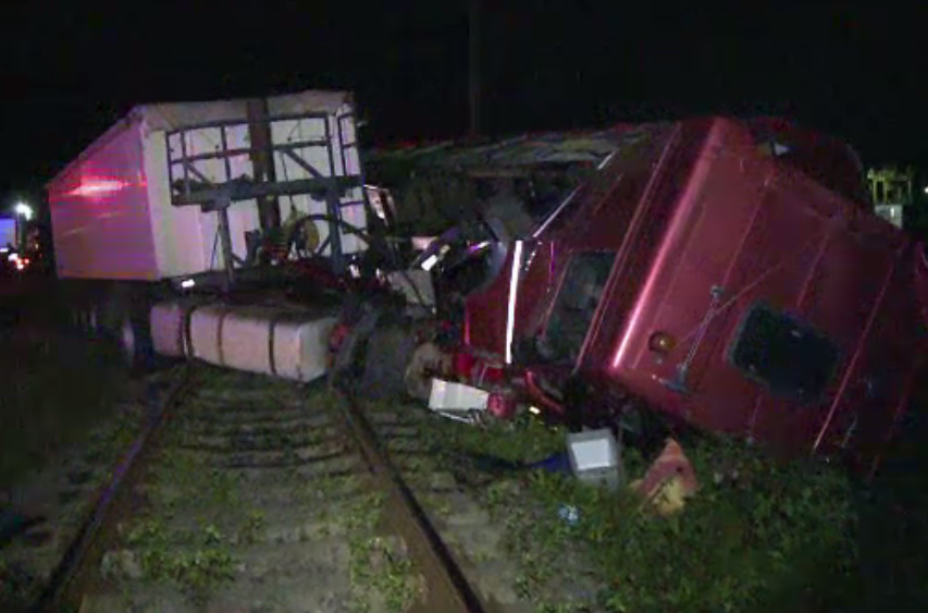 Grav accident feroviar în Vâlcea, după ce șoferul unui TIR a adormit la volan