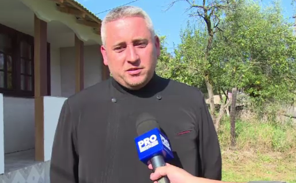 Lecție de omenie din partea unui preot din Dâmbovița. Cum a ajutat un bărbat rămas fără vedere