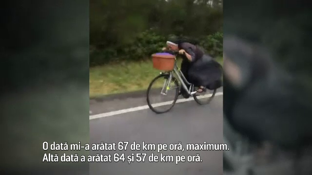 O călugăriţă din Polonia face senzaţie cu stilul îndrăzneţ de mers pe bicicletă