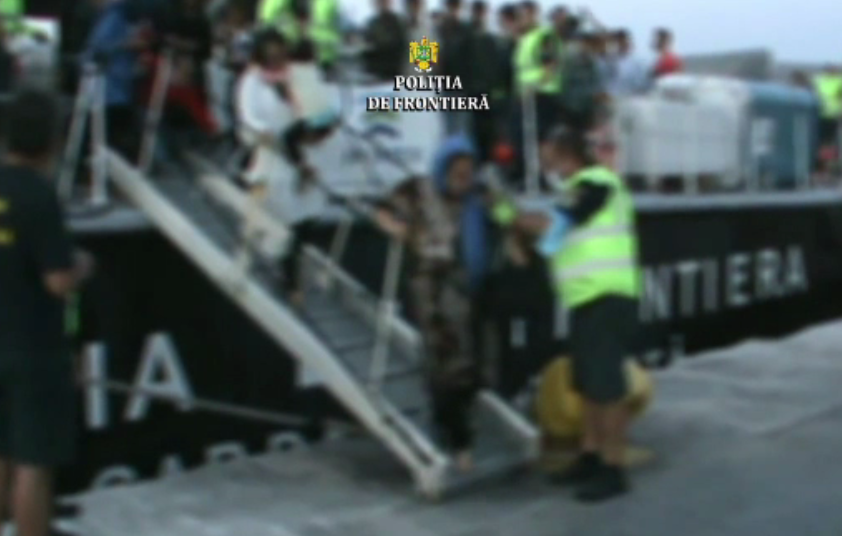 Valul masiv de migranţi continuă să crească. Polițiștii români au salvat 53 de refugiați