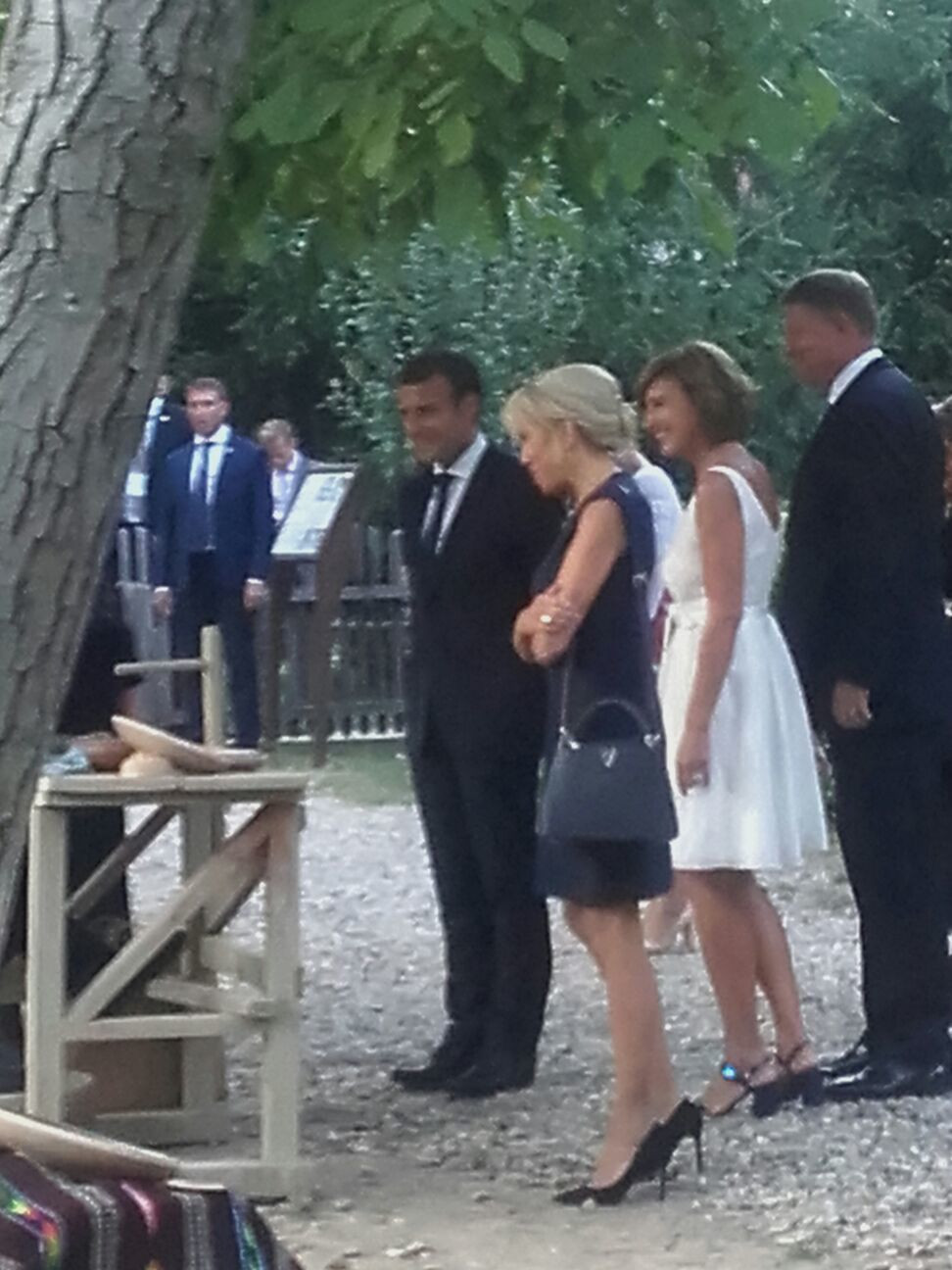 Vizită Macron-Iohannis la Muzeul Satului. Promisiunea făcută de președintele Franței