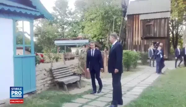 Vizită Macron-Iohannis la Muzeul Satului. Promisiunea făcută de președintele Franței