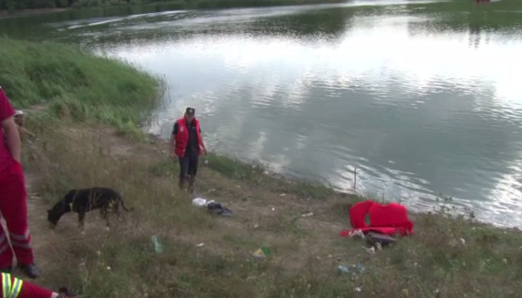 A intrat într-un lac să facă baie cu câinele, dar nu a mai reușit să iasă