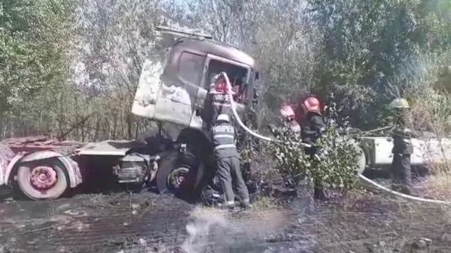 Cabina unui TIR s-a făcut scrum la Târgovişte, după ce a fost cuprinsă de flăcări puternice