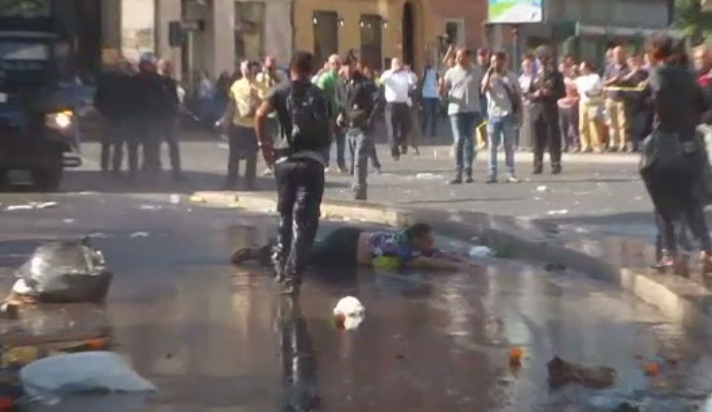 Sute de refugiați au fost evacuați cu scandal dintr-o clădire din Roma