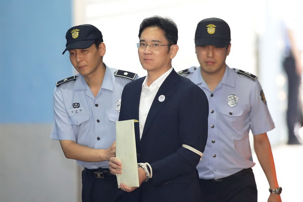 Moştenitorul Samsung, Lee Jae-Yong, condamnat la 5 ani de închisoare pentru corupţie