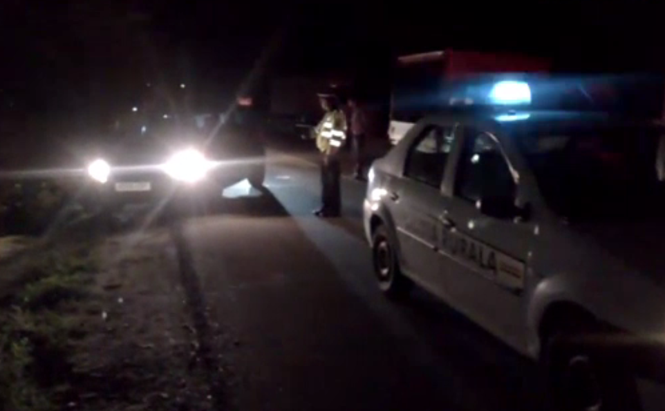 Un TIR încărcat cu ciment s-a răsturnat într-o curbă. La volan se afla un preot