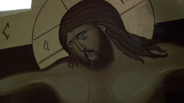 Biserică din Bacău vandalizată: chipul Mântuitorului scrijelit și cuțit înfipt într-o icoană