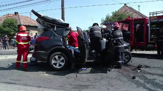 O basculantă s-a oprit într-o casă, în urma unui accident
