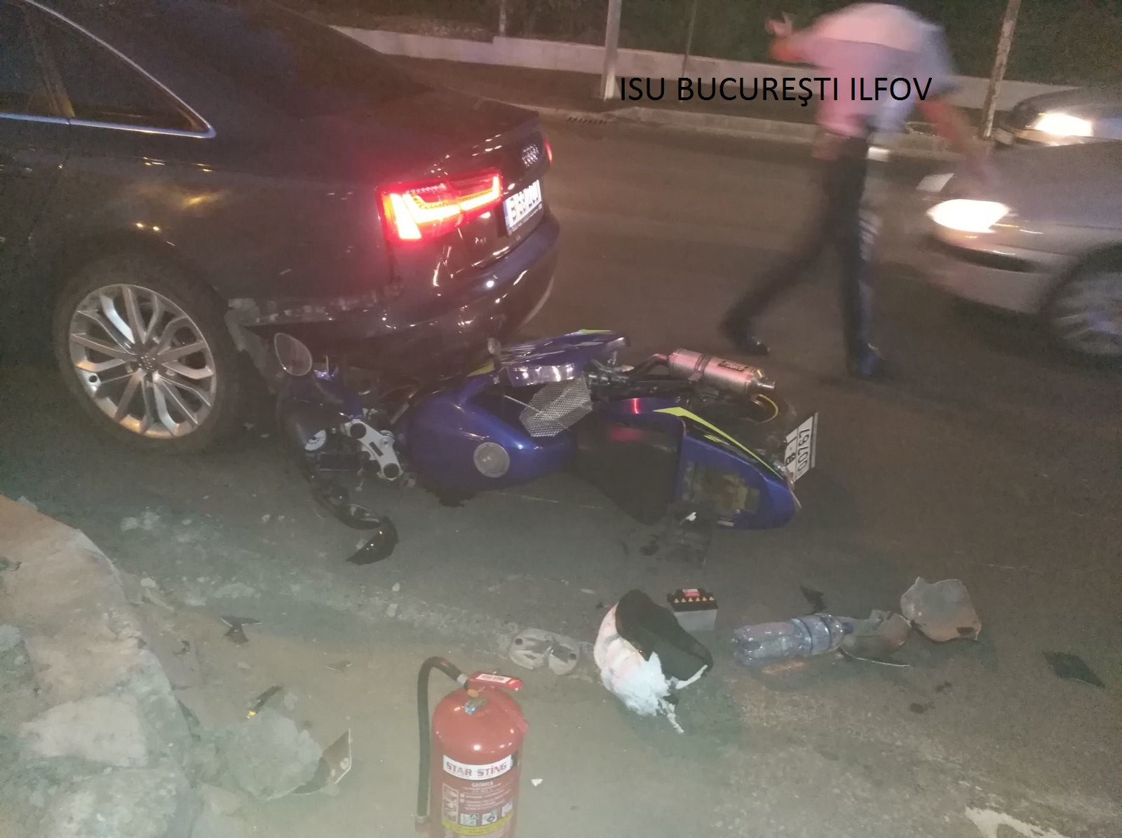 Motociclist, în stare gravă, după ce a intrat în refugiul pentru pietoni