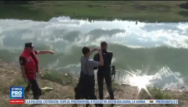 A intrat într-un lac să facă baie cu câinele, dar nu a mai reușit să iasă