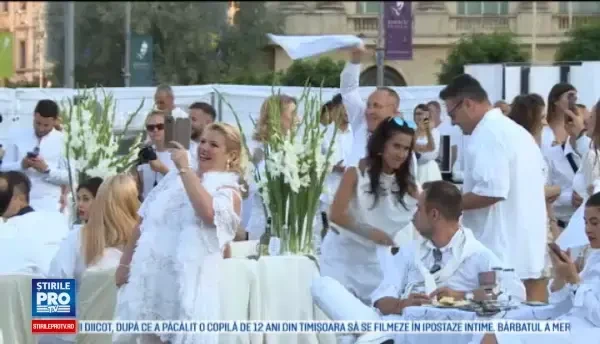 "Cină în alb", picnicul exclusivist din centrul Capitalei. Cum au venit invitaţii îmbrăcaţi