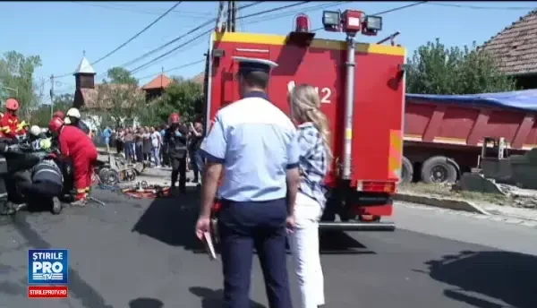 Un TIR încărcat cu ciment s-a răsturnat într-o curbă. Șoferul riscă închisoarea