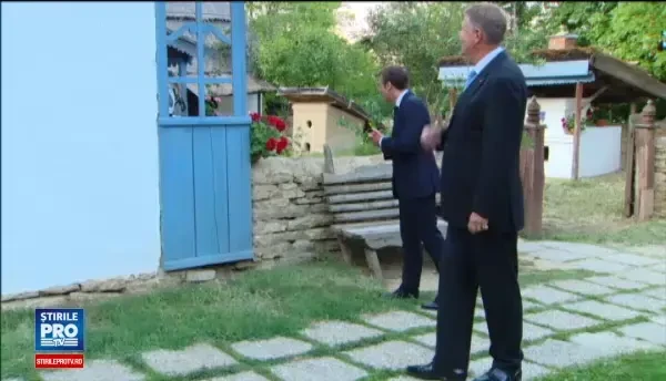 Macron, vizită la Muzeul Satului. Cuvintele învățate în limba română
