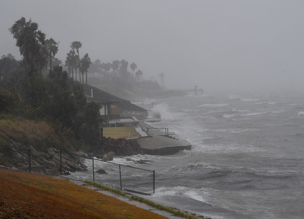 10 răniţi în Texas, după ce uraganul Harvey a lovit SUA. Furtuna continuă până luni