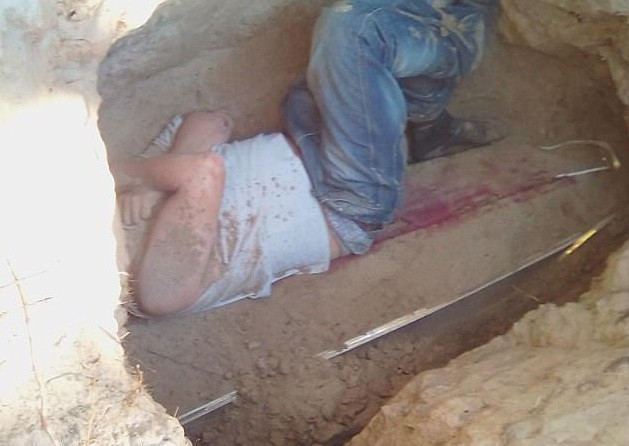 Fotografia care stârnit critici. Cum s-a pozat un rus la mormântul iubitei lui