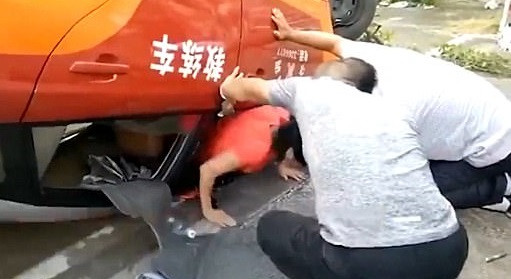 O tânără din China putea produce o tragedie, în timpul examenului auto. VIDEO