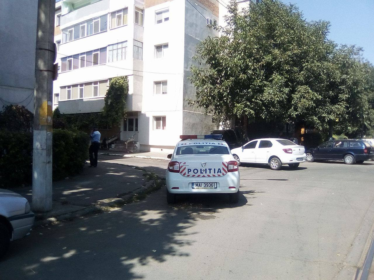 O femeie din Brăila s-a aruncat de la etajul 4. Copilul ei se juca în parc