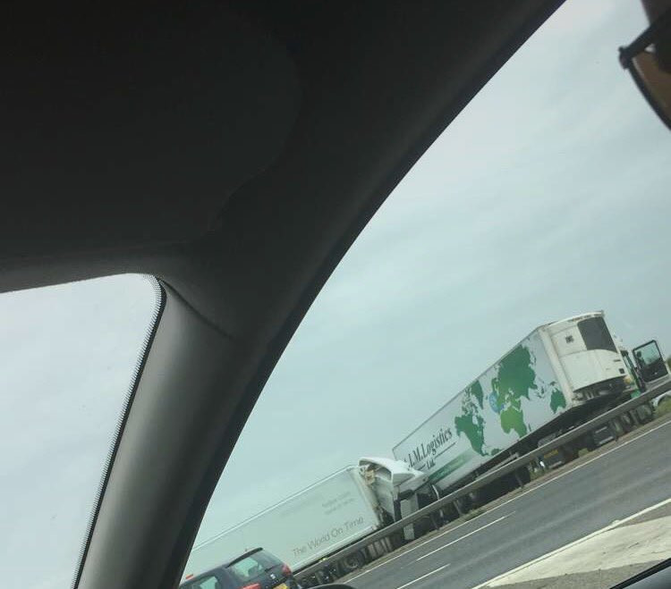 Opt persoane au decedat în urma unui accident petrecut în Anglia. Doi șoferi, reținuti