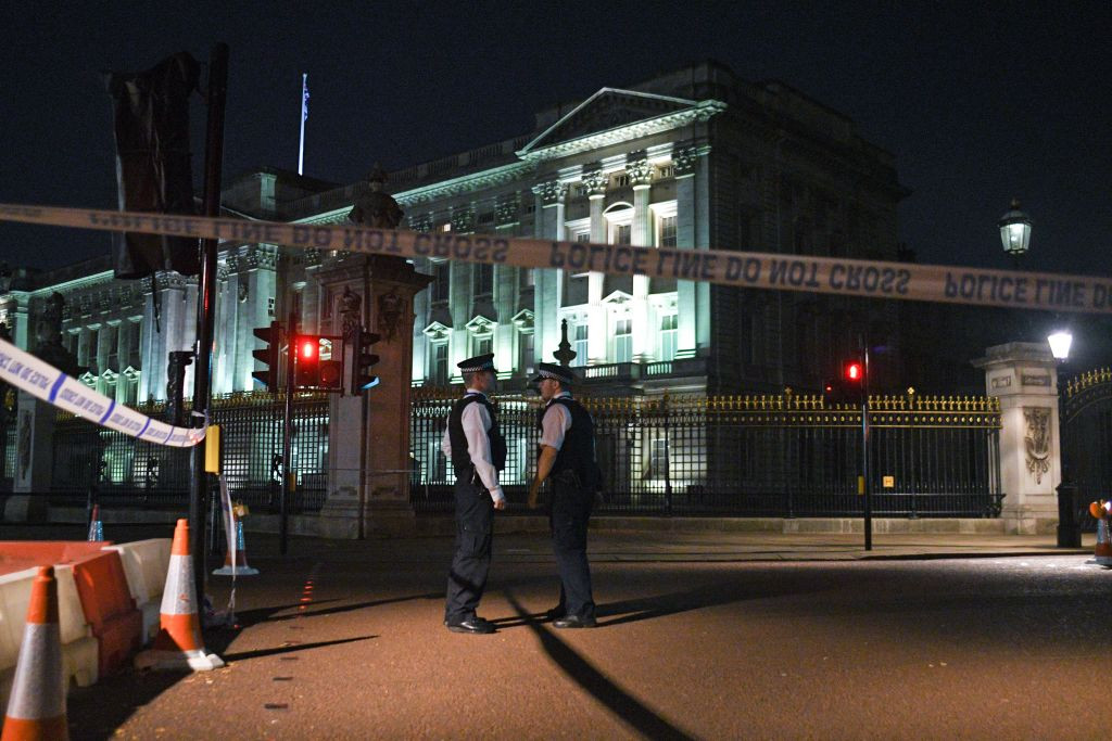 Atac cu sabia, în faţa Palatului Buckingham. 2 polițiști sunt răniți