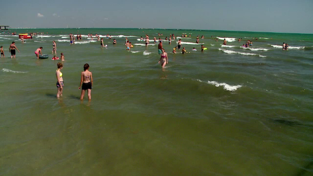 Zeci de mii de turiști, prezenți în ultimul weekend de vara pe litoral. Ce privilegii au avut