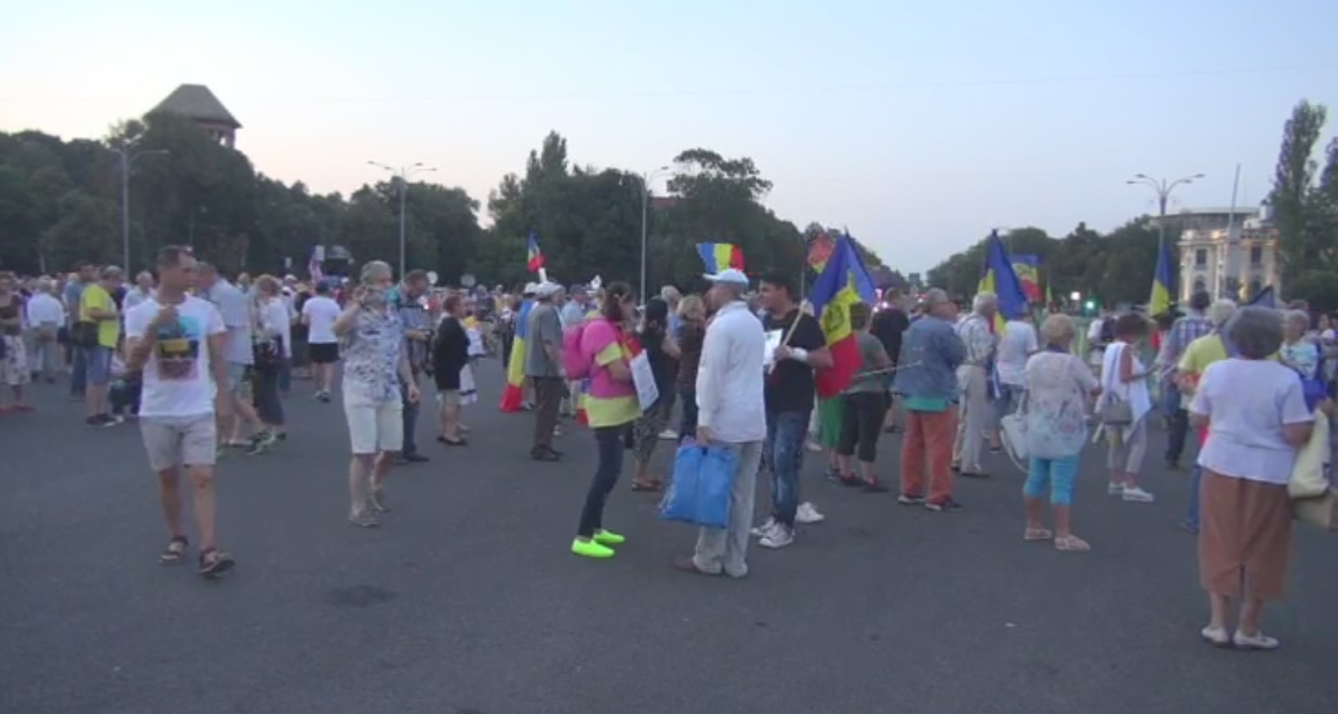 Proteste în ţară şi străinătate. Peste 2.000 de oameni în Piaţa Victoriei; incidente cu jandarmii