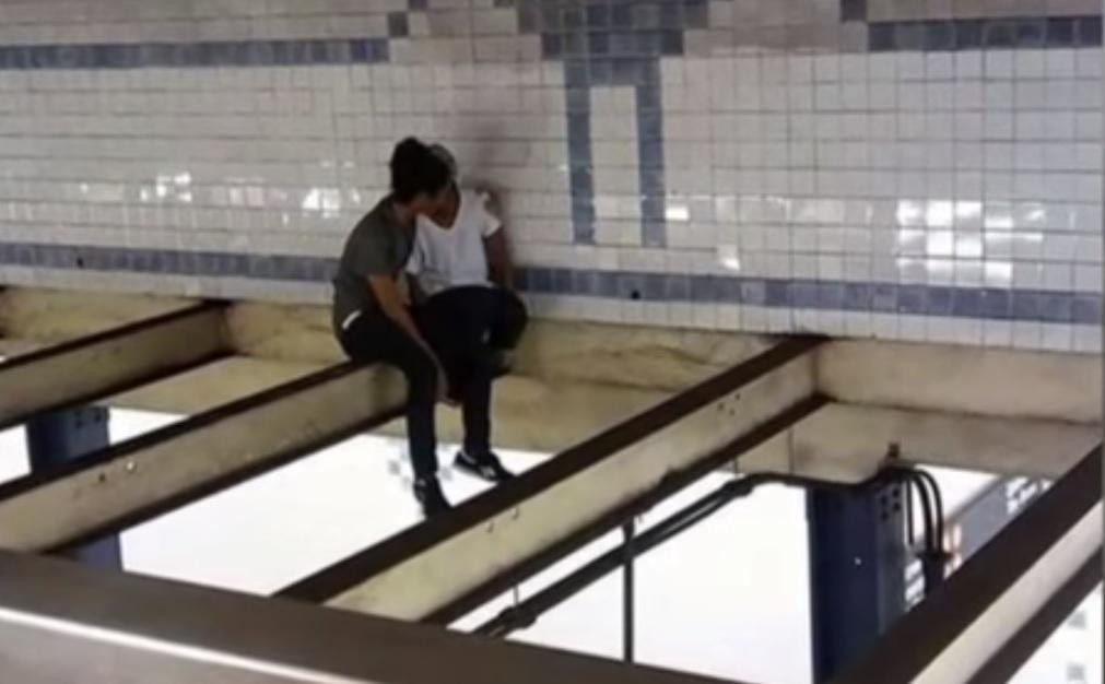 A văzut o tânără suspendată deasupra liniilor de metrou și a urcat după ea. Ce a urmat